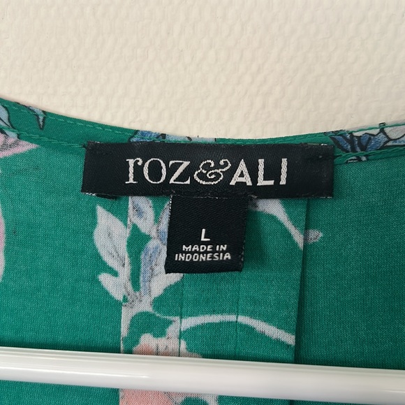 Sleeveless green blouse with flowers. Tie-front. - Picture 3 of 7